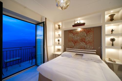 Deluxe Double Room with Sea View and Balcony