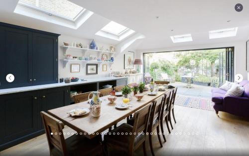 Beautiful & Large Battersea House With Garden