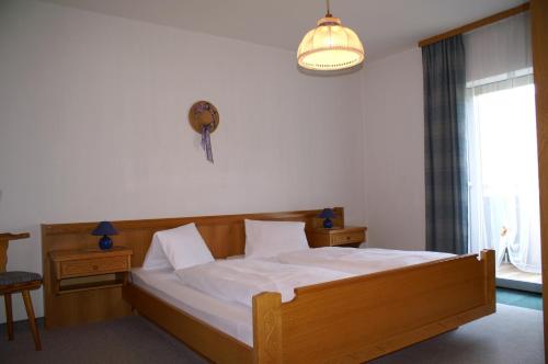 1 queen bed, 1 sofa bed