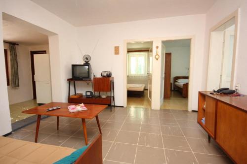 Apartments by the sea Necujam, Solta - 5186