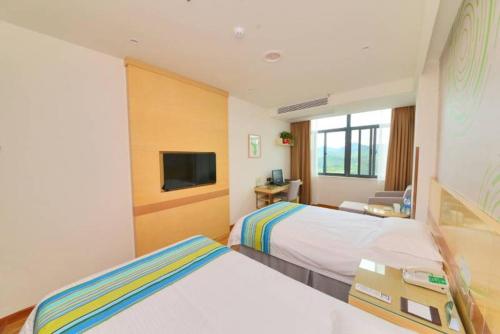 GreenTree Inn AnHui Ningguo Ningguo Avenue Business Hotel Stop at GreenTree Inn AnHui Ningguo Ningguo Avenue Busines to discover the wonders of Xuancheng. The property features a wide range of facilities to make your stay a pleasant experience. Service-minde