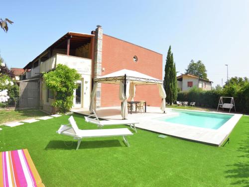  Beautiful Villa in Lucca with Swimming Pool, Unterkunft in SantʼAnna