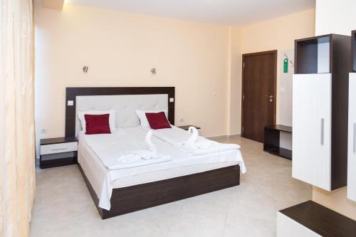 Hotel St. Valentine Stop at Hotel St. Valentine to discover the wonders of Nessebar. The property has everything you need for a comfortable stay. Service-minded staff will welcome and guide you at Hotel St. Valentine. Al