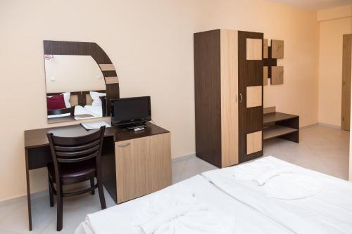 Double or Twin Room with Balcony (2 Adults) image 5