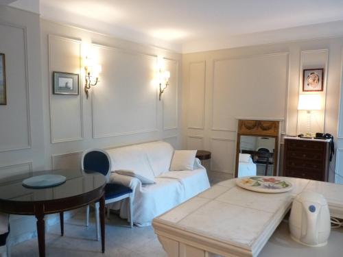 One Bed Apt with a garden terrace in a quiet area of Cannes walking distance to the Croisette 1911