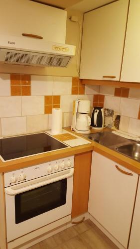 Kitchen, Hangulat Vendeghaz Apartmanok in Oroshaza