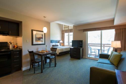 Executive Suites Hotel & Resort, Squamish - Tap to explore photos