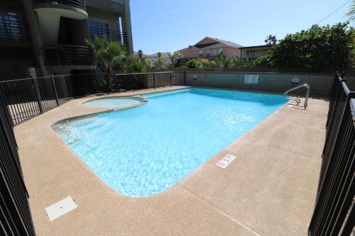 Apartment with Pool View  image 4