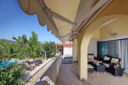 Holiday house with a swimming pool Lozovac Krka - 11715 - image 4