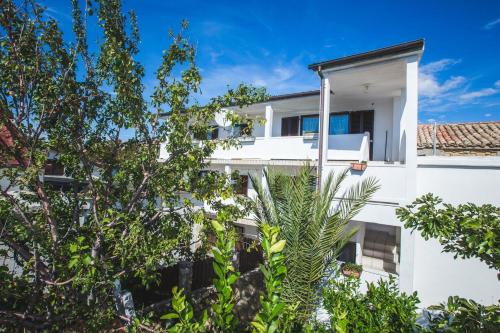 Apartments with a parking space Lopar Rab - 12327