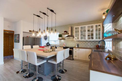 A környék, Summer: Villa Pool & Spa | 39 Ppl | 8 BR | 9 Bath in Saint-Jean-de-l'Île-d'Orléans