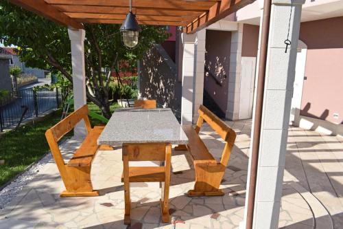 Apartments with a parking space Kastel Stari Kastela - 12568