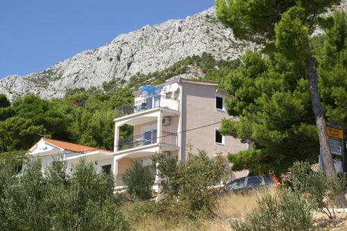 Apartments with a parking space Marusici Omis - 4279 Mimice