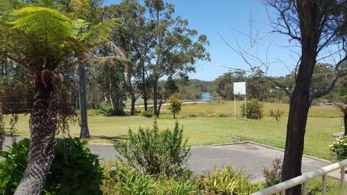 Tabourie Lake Motor Inn