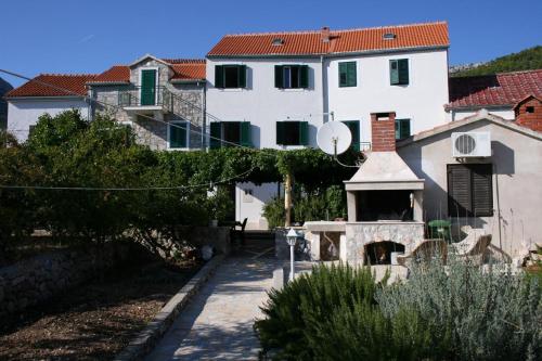 Apartments with a parking space Bol Brac - 4659