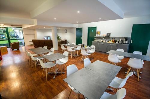 Shared lounge/TV area, KOSY Appart'hotel Le Champ De Mars Reims in Reims