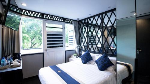 Deluxe Queen Balcony Room