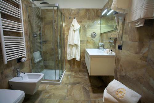 Junior Suite with Lateral Sea View image 10