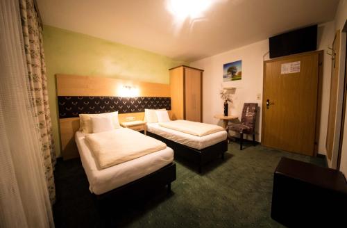 2 twin beds