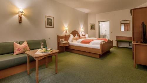 1 king bed, 2 sofa beds