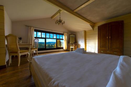 Suite with Mountain View