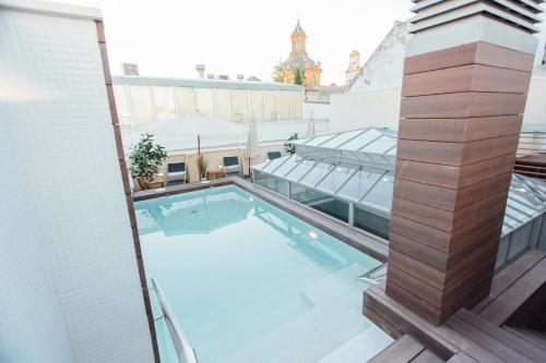 One&Lux Byron Suites 4