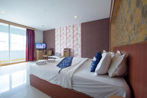 room detail thumbnail 1