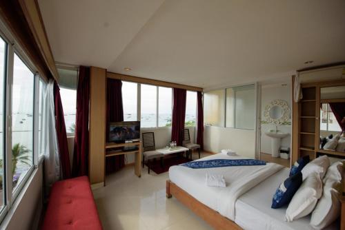 room detail thumbnail 1