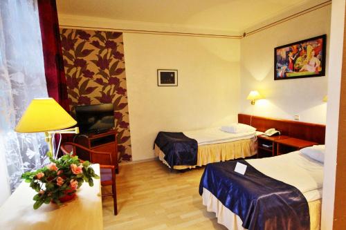 NB Hotel with Free Parking - main image