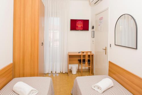 Small Twin Room with balcony image 2