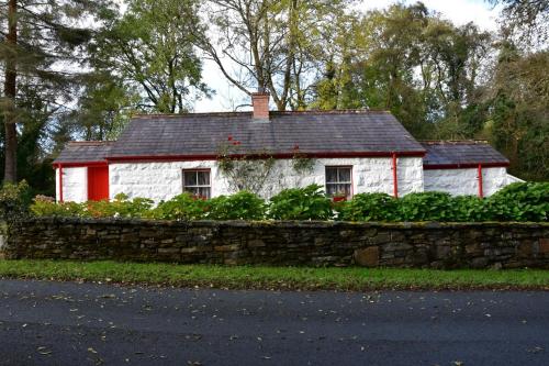 Railway Crossing Cottage - image 2