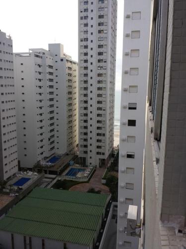 

Apartamento guarujá com servico de praia e garagem