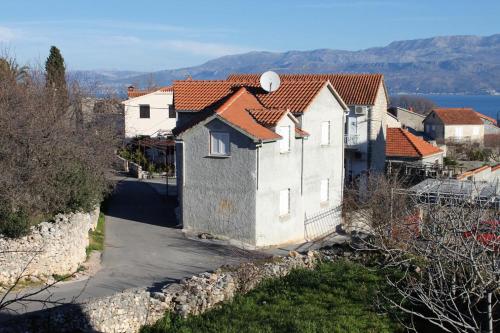 Apartments with a parking space Supetar Brac - 6036 