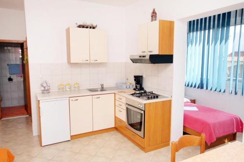 Apartments with a parking space Hvar - 5701 - image 6
