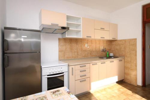  Apartment Mala Raskovica 8951a in Zastražišće