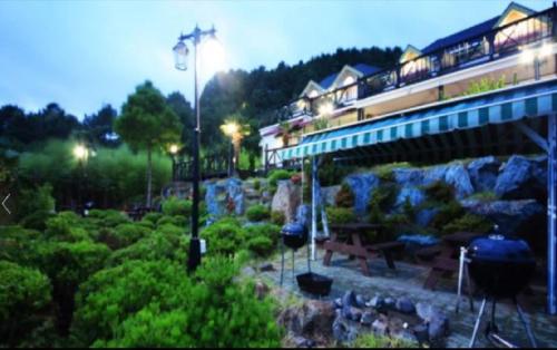 Seommaeul Pension Stop at Seommaeul Pension to discover the wonders of Geoje-si. The property offers guests a range of services and amenities designed to provide comfort and convenience. Service-minded staff will welco