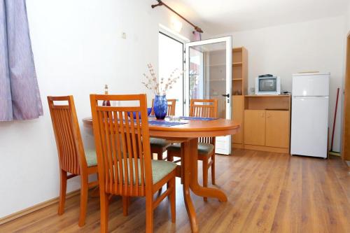  Apartment Zuronja 10123c in Brijesta