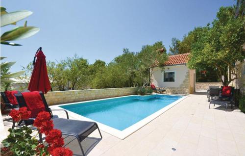 Holiday house with a swimming pool Kastel Novi, Kastela - 11122, Каштела (фото 7)
