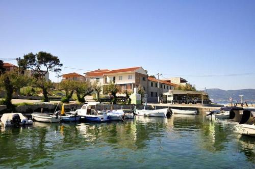 Apartments by the sea Slatine Ciovo - 11565