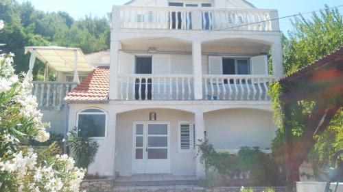 Apartments with a parking space Preko Ugljan - 12658