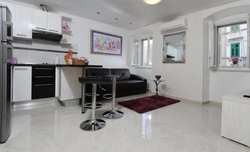 Apartments by the sea Split - 13105, Split (photo 2)