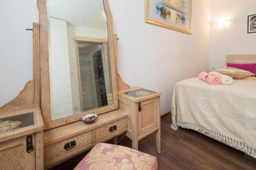 Apartments by the sea Split - 13105, Split (photo 4)