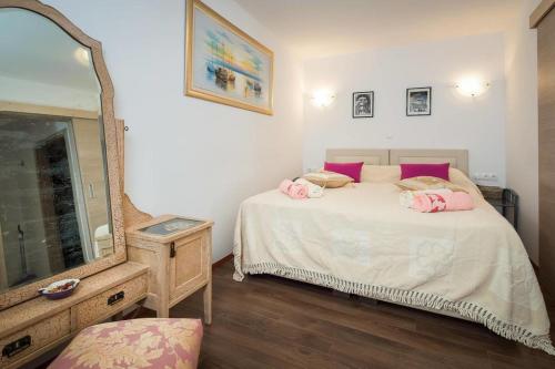 Apartments by the sea Split - 13105, Split (photo 7)