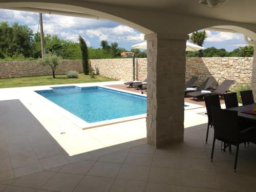Skats, Villa Blanca with a heated private pool in Ruzici