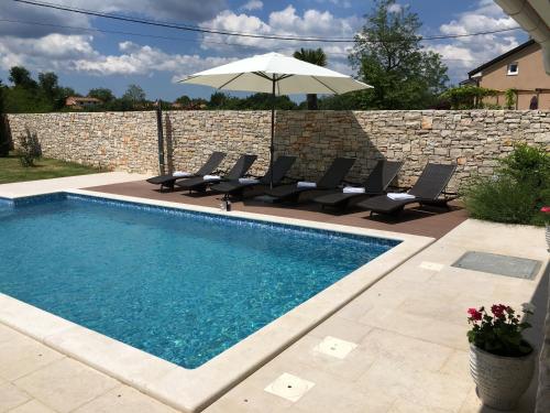Villa Blanca with a heated private pool in Ruzici