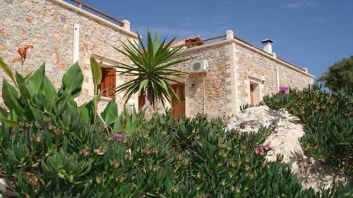  VIOLA SUITES,VILLA 3 with shared pool in Xirostérnion