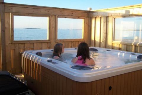 Karstais baseins, Shallow Bay Motel & Cabins Conference Centre in Kouhedas Hārbora (NL)