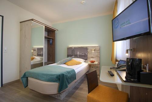City Hotel - image 13