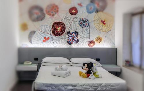 1 queen bed, 2 twin beds