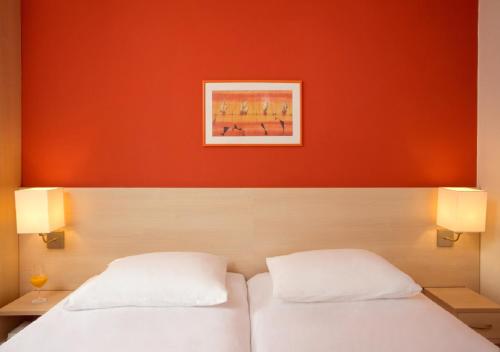 1 queen bed, 2 twin beds